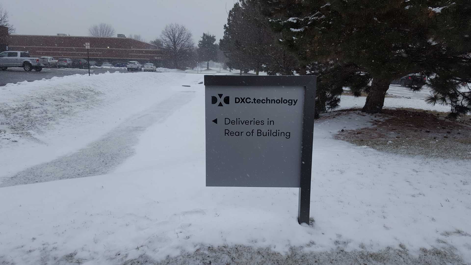 DXC WAYFINDING Directional sign "Deliveries in Rear of Building"